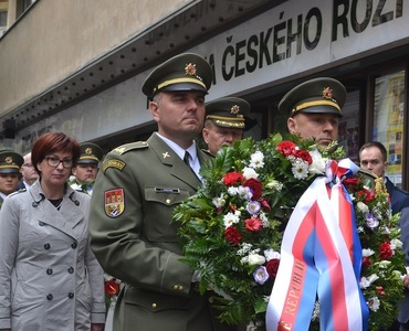 Památku padlých uctili u Českého rozhlasu náměstkyně ministra obrany Alena Netolická a náčelník GŠ AČR armádní generál Josef Bečvář