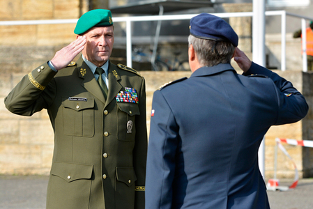 Rektor-velitel UO brigádní generál Bohuslav Přikryl přebírá hlášení