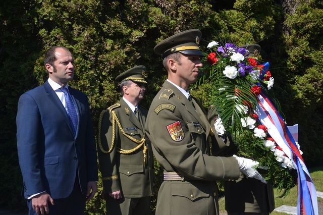 Náměstek ministra obrany Pavel Beran (vlevo) a brigádní generál Štefan Kaleta společně uctili památku obětí války spojeneckých armád