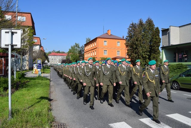  Tisícovka vojáků pochodovala z kasáren na náměstí a zpět 