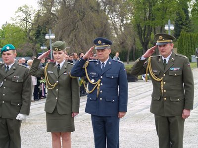 Příslušníci UO v čele se zástupcem rektora plukovníkem gšt. Milanem Markem vzdávají hold osvoboditelům města