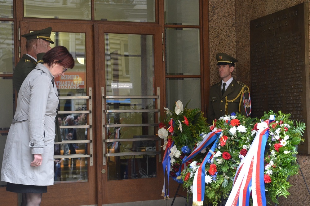 Památku padlých uctili u Českého rozhlasu náměstkyně ministra obrany Alena Netolická a náčelník GŠ AČR armádní generál Josef Bečvář
