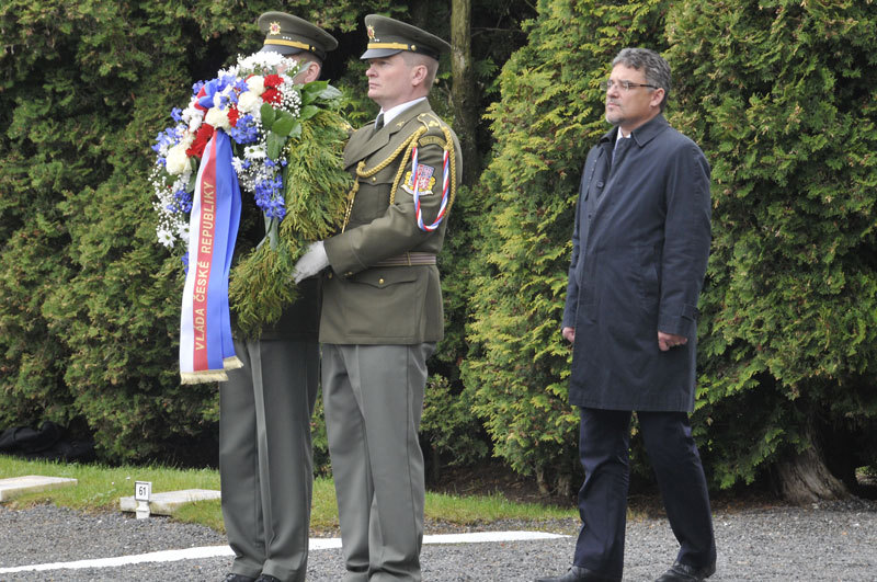 Věnec české vlády položil v zastoupení náměstek ministra obrany ČR Tomáš Kuchta