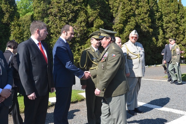 Účastníci pietního aktu k uctění obětí války spojeneckých armád