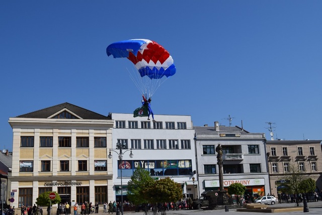  Před napochodováním vojáků na náměstí přistáli parašutisté s prapory brigády