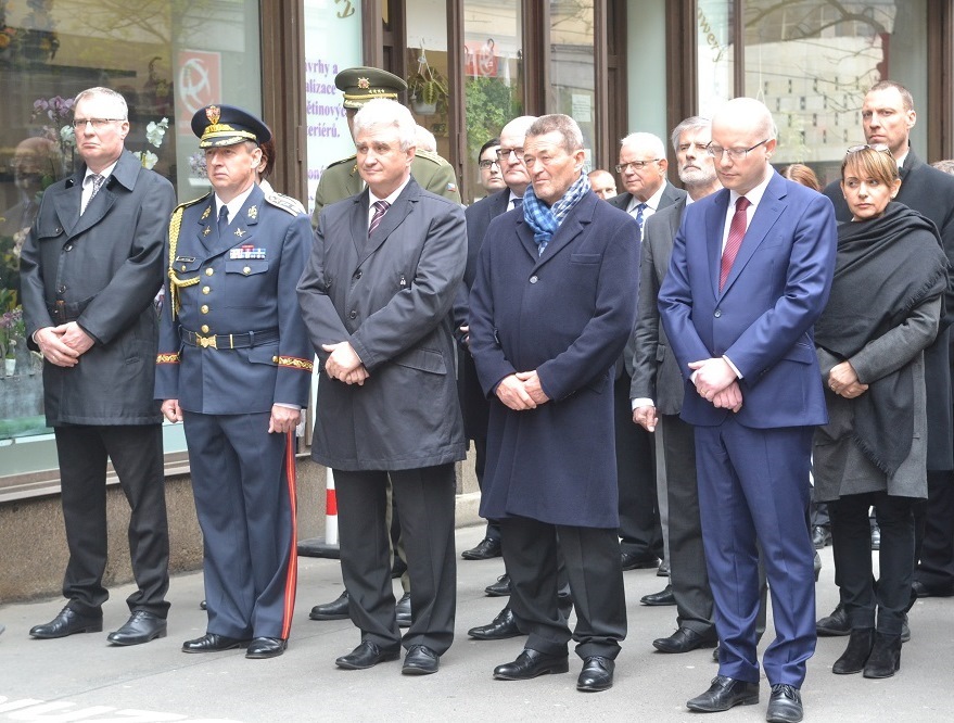 Vzpomínkového aktu se u budovy Českého rozhlasu zúčastnili čestní hosté