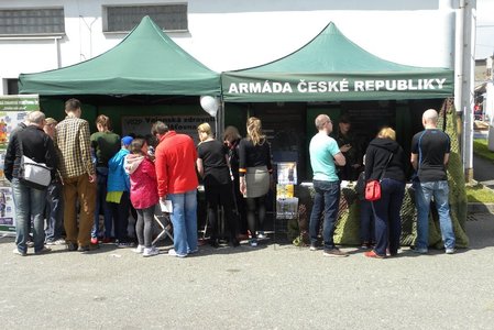 V areálu DEPO 2015 návštěvníci mohli mimo jiné zhlédnout statické ukázky techniky a zbraní Armády České republiky