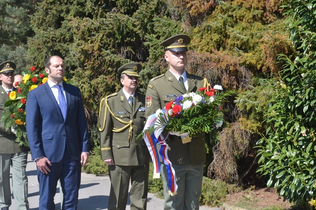 Náměstek ministra obrany Pavel Beran (vlevo) a brigádní generál Štefan Kaleta při pietním aku u Pomníku obětem polské armády
