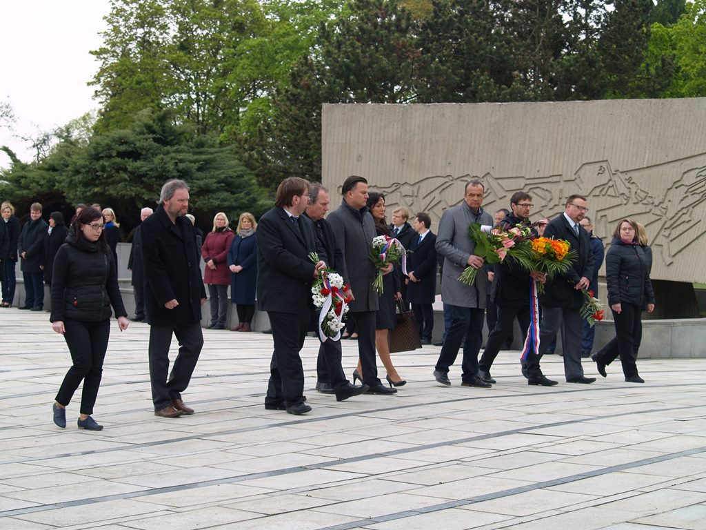 Zástupci města, spolků a organizací pokládají kytice