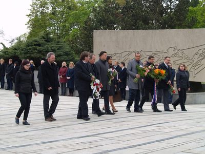Zástupci města, spolků a organizací pokládají kytice