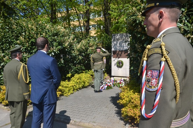 Náměstek ministra obrany Pavel Beran a brigádní generál Štefan Kaleta uctili památku padlých polských vojáků