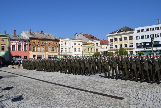  Hranické náměstí bylo vojáky zcela zaplněno