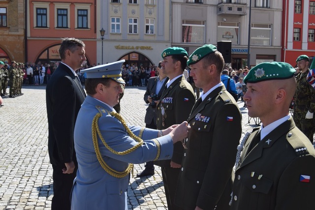  Příslušníci 5. strážní roty měli čestné místo před sestavou brigády