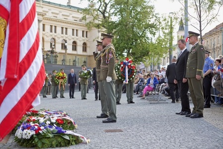 Pietního aktu se zúčastnili náměstek ministra Daniel Koštoval a armádní generál Josef Bečvář