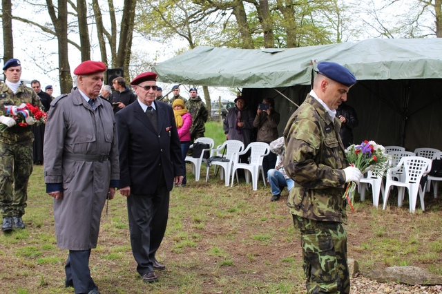  Členové klubu výsadkových veteránů Jana Kubiše Brno