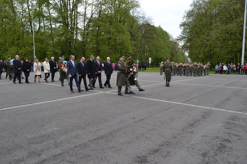 Čestná stráž Armády České republiky při pokládání kytic a věnců