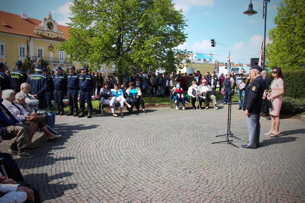Slavnostního shromáždění u památníku Na Dubovci ve Strakonicích se zúčastnily desítky lidí. 
