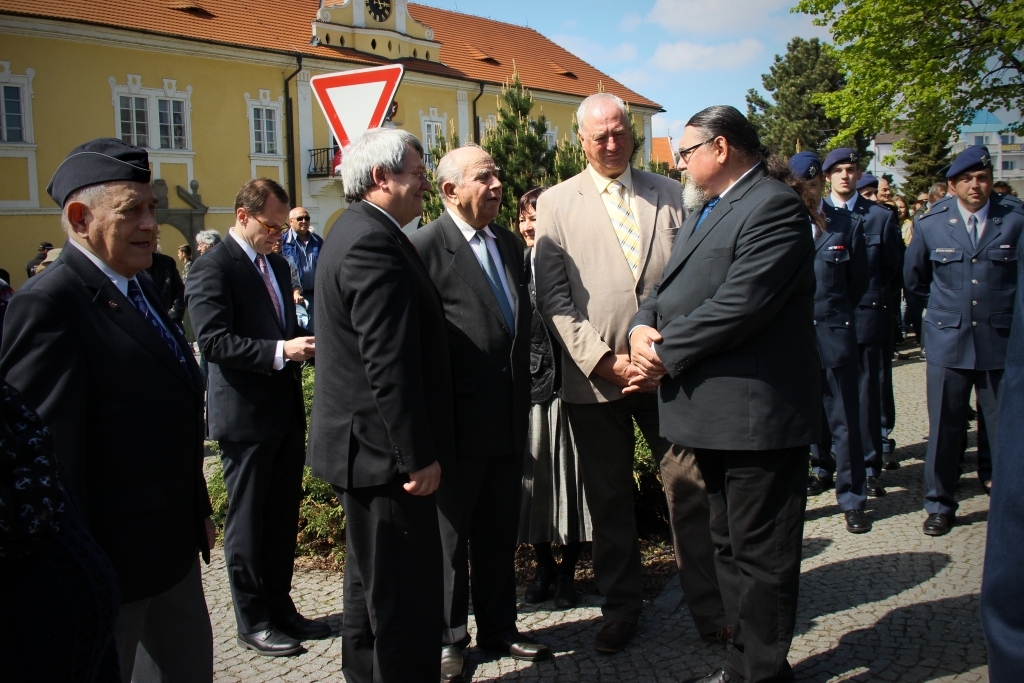 Přítomni byli také představitelé veřejného života. 