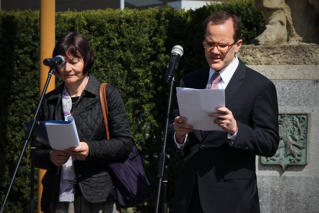 James Tira z amerického velvyslanectví si získal přítomné svým projevem, který částečně přednesl v českém jazyce. 