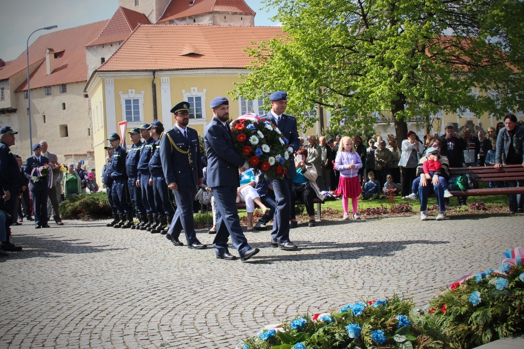Pietního aktu se zúčastnili příslušníci 25. protiletadlového raketového pluku. 