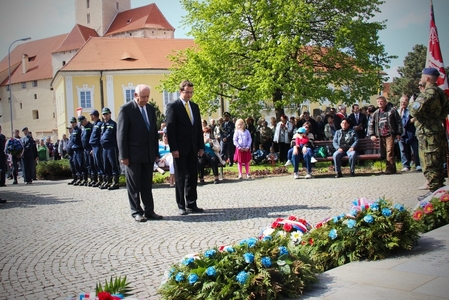 Památku obětí druhé světové války uctil i emeritní senátor Josef Kalbáč (vlevo). 