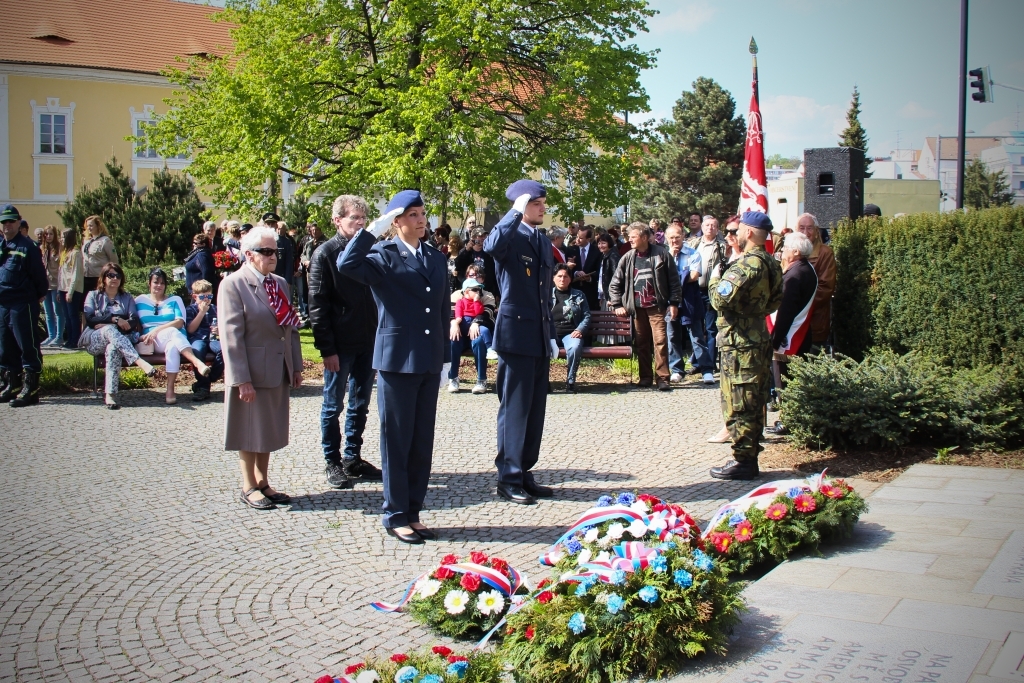 Věnec k památníku položili také zástupci České obce sokolské. 