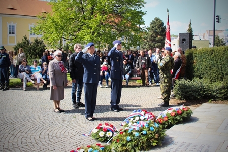 Věnec k památníku položili také zástupci České obce sokolské. 