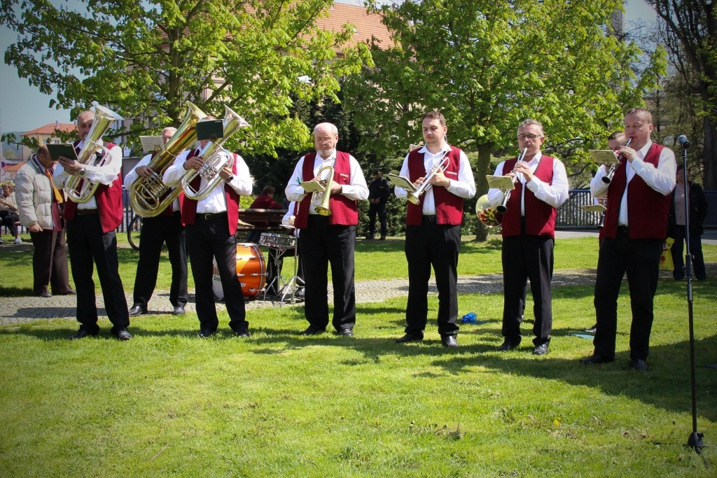 V rámci doprovodného programu zazněly české písně v podání dechové kapely Nektarka. 