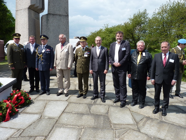 Hosté před Památníkem vítězství u Slivice