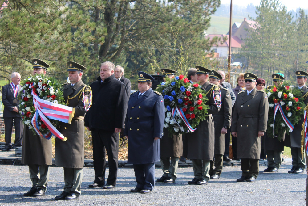 položení věnce náměstkem Ministra obrany p. Antonínem RADOU a zástupcem ředitele SRPS MO brig.gen. Ladislavem KOŠNEREM na Javoříčku