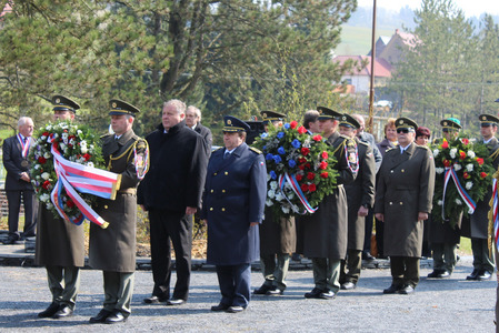 položení věnce náměstkem Ministra obrany p. Antonínem RADOU a zástupcem ředitele SRPS MO brig.gen. Ladislavem KOŠNEREM na Javoříčku
