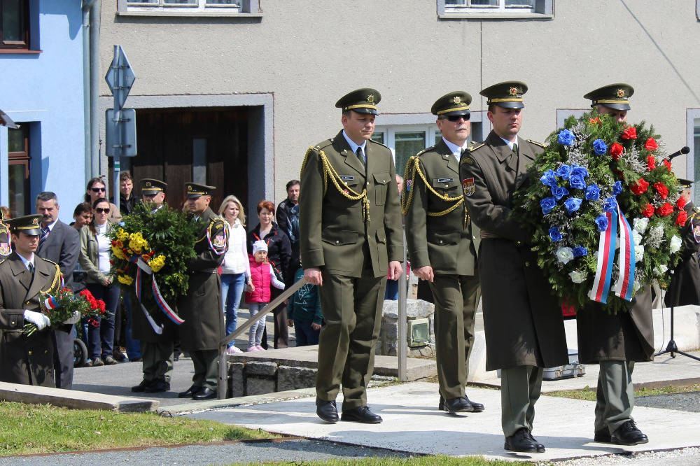 položení věnce zástupci AČR na Zákřově