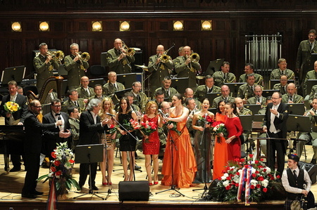 Závěrečnou píseň Škoda lásky si zazpívali nejen všichni interpreti, ale i diváci