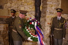 Kladení věnců v Křížové chodbě