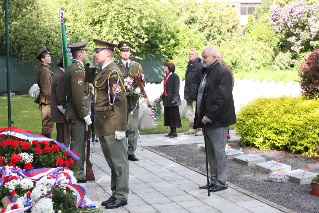 Kladení věnců na Chodovského hřbitově