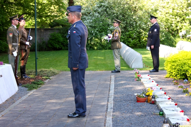 Památku obětí Pražského povstání roku 1945 uctili zástupci Armády ČR a Městské policie hlavního města Prahy