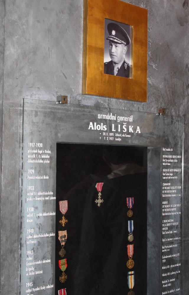 Panel s řády a vyznamenáními armádního generála Aloise Lišky