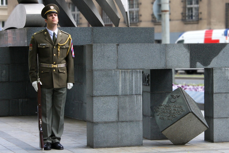 Armáda si připomněla 71 let od konce druhé světové války také v pražských Dejvicích