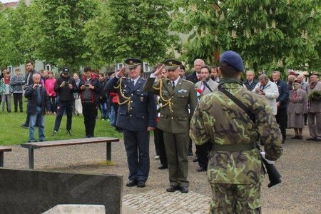 Příslušníci posádky ve Staré Boleslavi si připomněli 72. výročí ukončení 2. světové války 