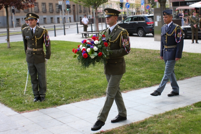 Pietního aktu na náměstí Svobody se zúčastnil velitel Posádkového velitelství Praha plukovník gšt. Milan Virt