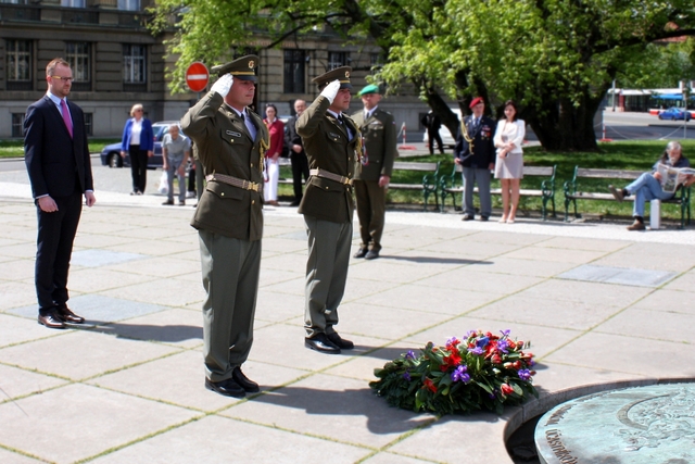 Pietního aktu na Vítězném náměstí se zúčastnil také starosta Prahy 6 Ondřej Kolář