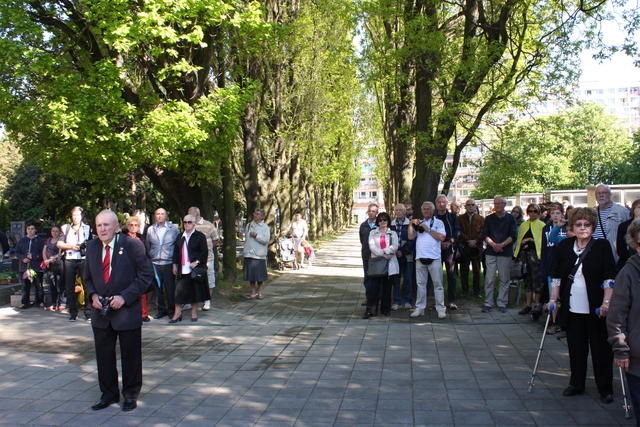 Pietního shromáždění na Chodovském hřbitově se zúčastnilo několik desítek lidí.