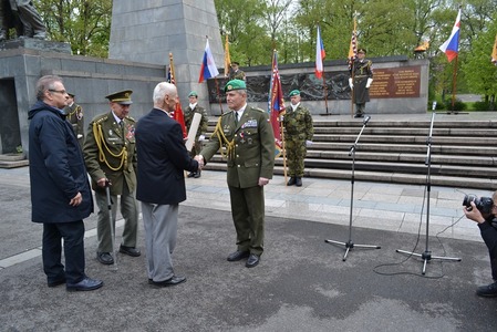 Plukovník Jaroslav Hrabec během ceremoniálu převzal dvě významná ocenění