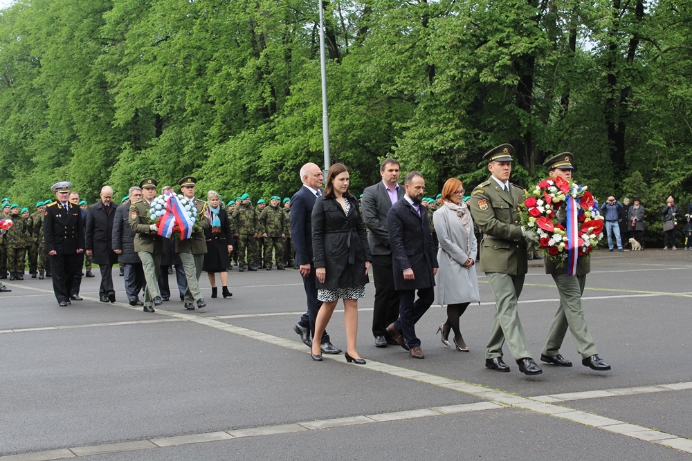 Položení kytic a věnců k památníku
