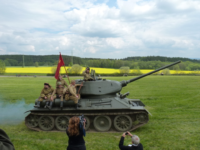 Střední tank T-34 s osádkou z klubu vojenské historie