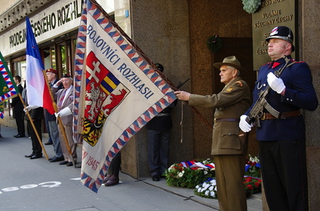 Politici, armáda i veřejnost uctili památku hrdinů Pražského povstání
