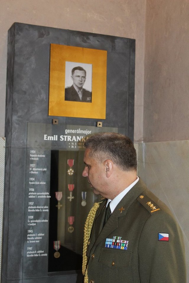 Velitel posádky plukovník Kolomý při prohlídce expozice