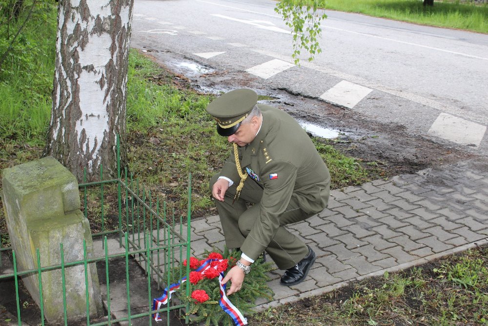 Velitel posádky plukovník Zdeněk Kolomý položil kytice ke hrobům padlých hrdinů