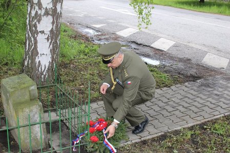 Velitel posádky plukovník Zdeněk Kolomý položil kytice ke hrobům padlých hrdinů