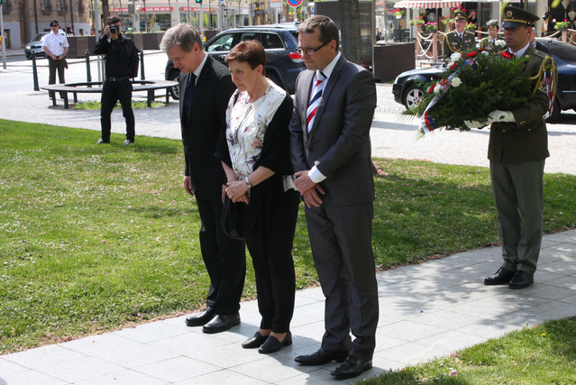 Věnec květů v národních barvách položili u památníku československých letců také zastupitelé Prahy 6